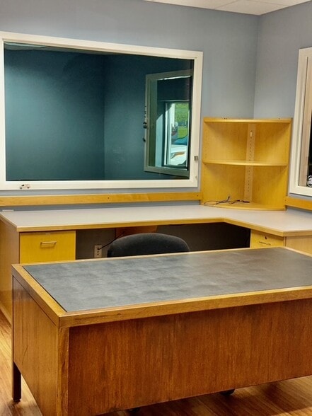 More Photos Of 160 S Turnpike Rd, Wallingford Light Distribution For Lease