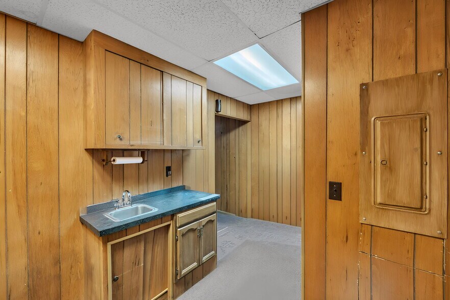 More Photos Of 600-604 W Washington St, Suffolk Storefront Retail Office For Sale