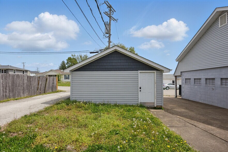 More Photos Of 581 E Cherry St, Troy Freestanding For Sale