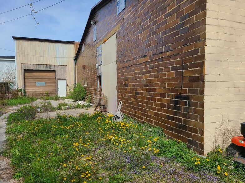 More Photos Of 18418 Wentworth Ave, Lansing Flex For Sale