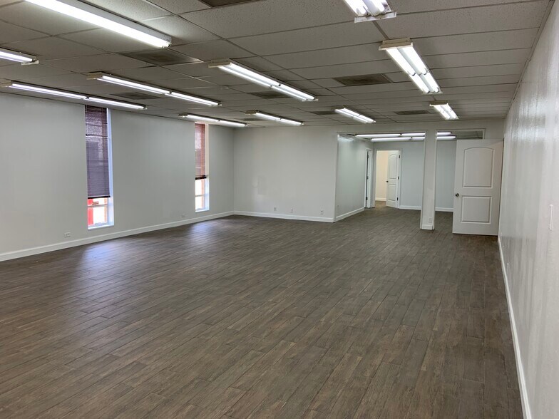 More Photos Of 10210 Monroe Dr, Dallas Light Distribution For Lease