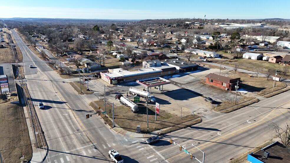 More Photos Of 3304 W 61st St S, Tulsa Convenience Store For Lease