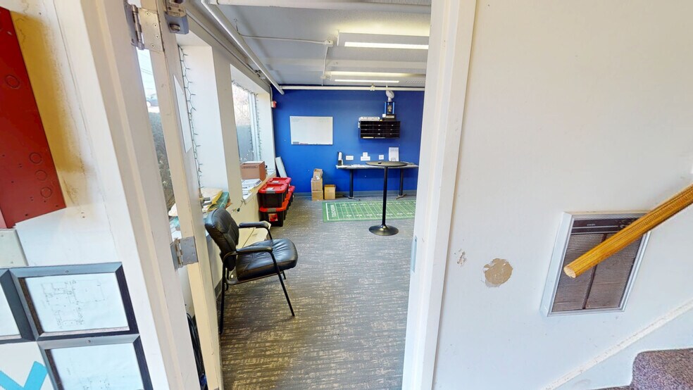 More Photos Of 198 Londonderry Tpke, Hooksett Light Distribution For Lease