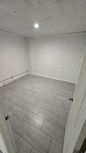 More Photos Of 748 NE Lawrence St, Marietta Office For Sale