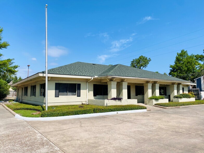 Primary Photo Of 12623 Jones Rd, Houston Medical For Sale