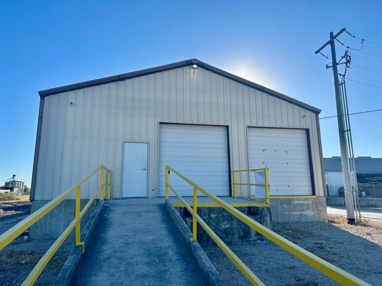 Primary Photo Of 200-232 W New Braunfels St, Seguin Warehouse For Lease