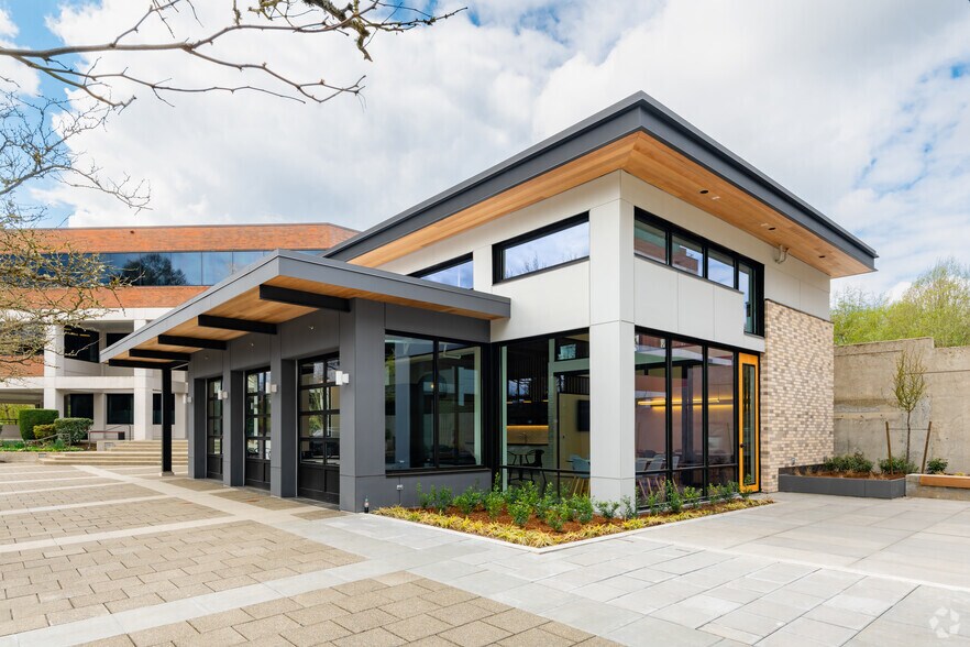 More Photos Of 10210 NE Points Dr, Kirkland Unknown For Lease