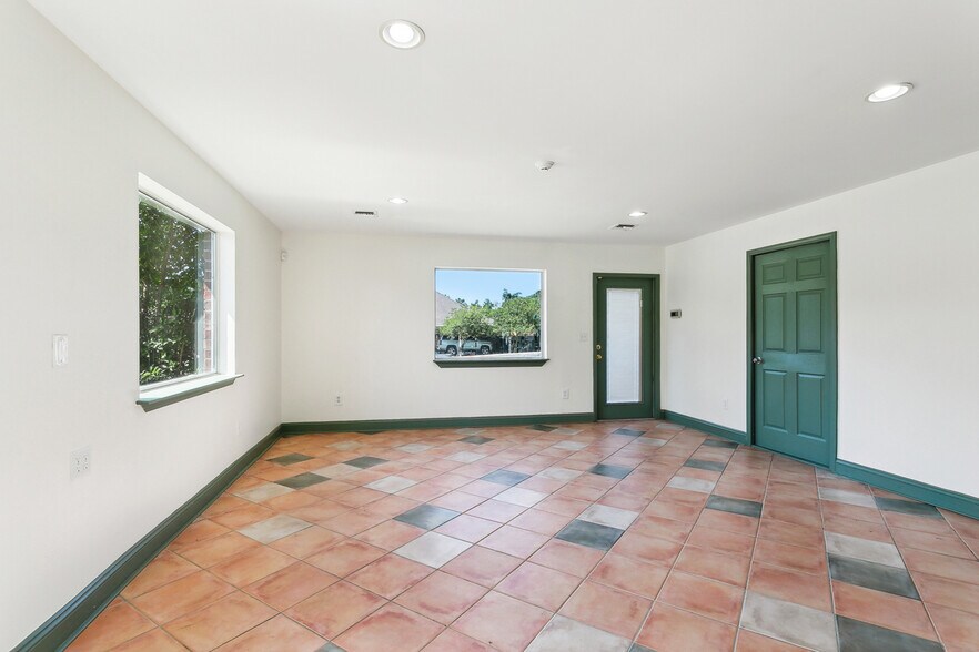 More Photos Of 2916 S Lake Blvd, Violet Office For Sale