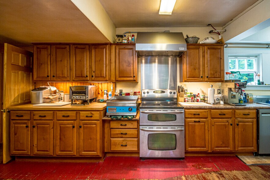 More Photos Of 207 Seavey St, North Conway Hospitality For Sale