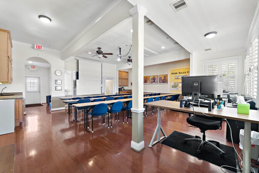 More Photos Of 707 Quitman St, Houston Office For Sale