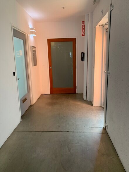 More Photos Of 210-226 Main St, Venice Storefront Retail Office For Lease