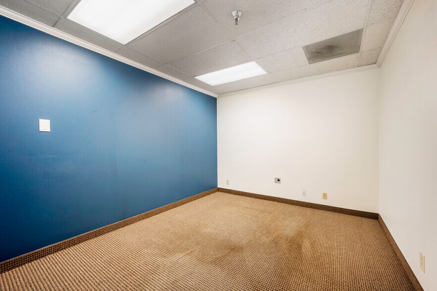 More Photos Of 1672-1688 Sierra Madre Cir, Placentia Showroom For Lease