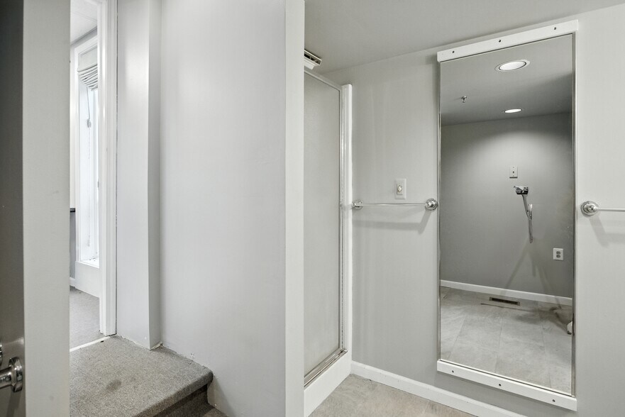 More Photos Of 4800 Joslyn Rd, Lake Orion Light Manufacturing For Sale