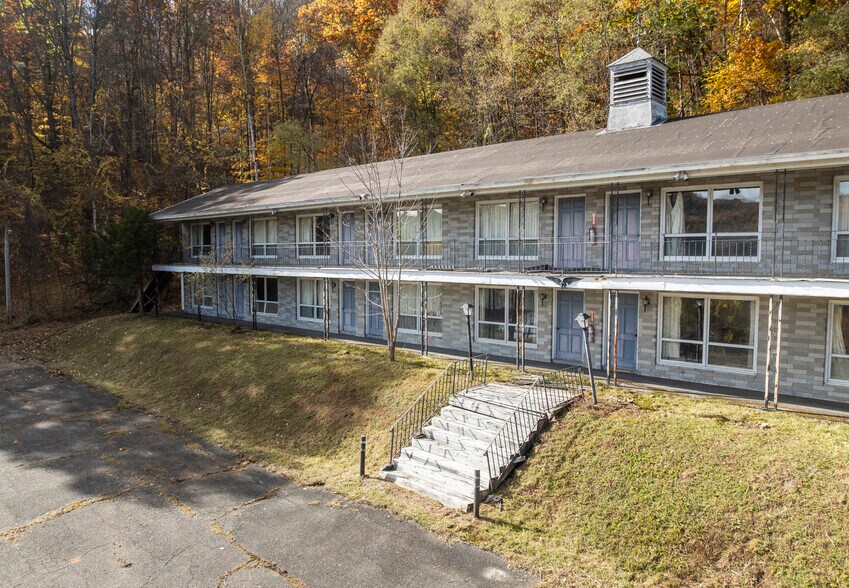 More Photos Of 165 Queechy Lake Dr, Canaan Hotel For Sale