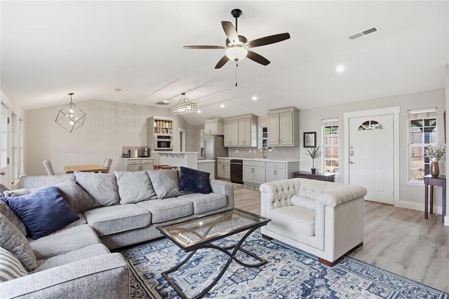 More Photos Of 15200 Storm Dr, Austin Specialty For Sale