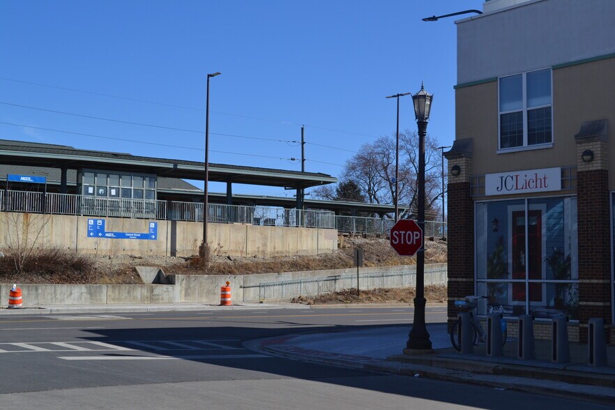 More Photos Of 2538 Green Bay Rd, Evanston Freestanding For Sale