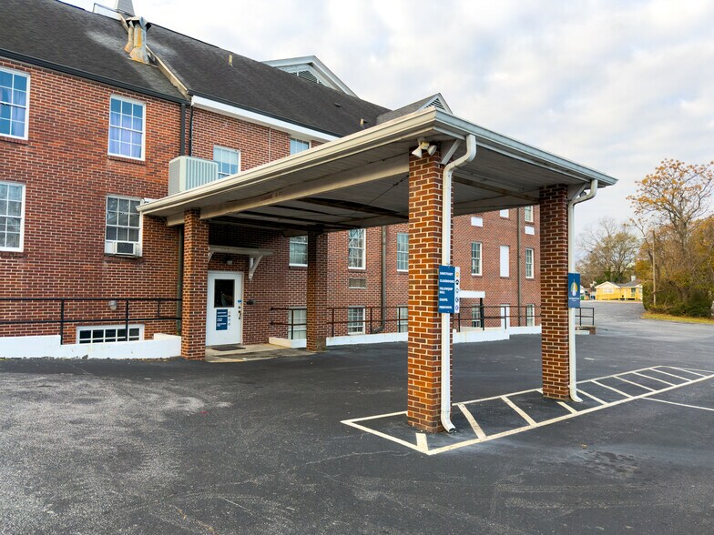 More Photos Of 634 Main St, Forest Park Flex For Sale