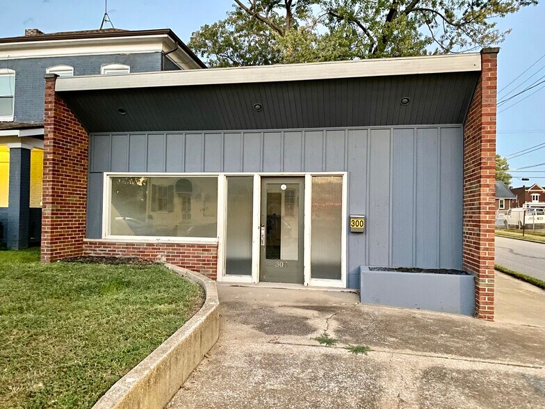 More Photos Of 302 N High St, Belleville Freestanding For Sale