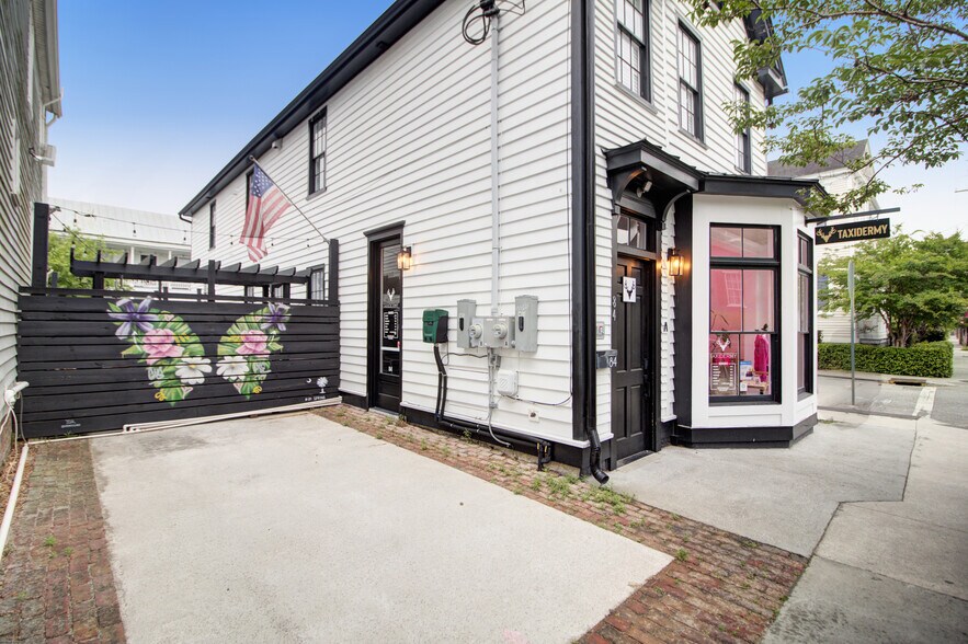More Photos Of 84 Spring St, Charleston Storefront Retail Residential For Lease