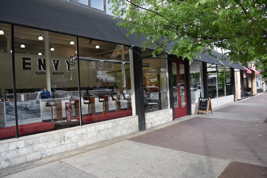 More Photos Of 322 W Broughton St, Savannah Storefront For Lease