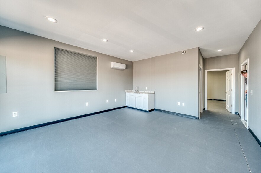 More Photos Of 109 Bennett Hills Dr, Weatherford Warehouse For Sale