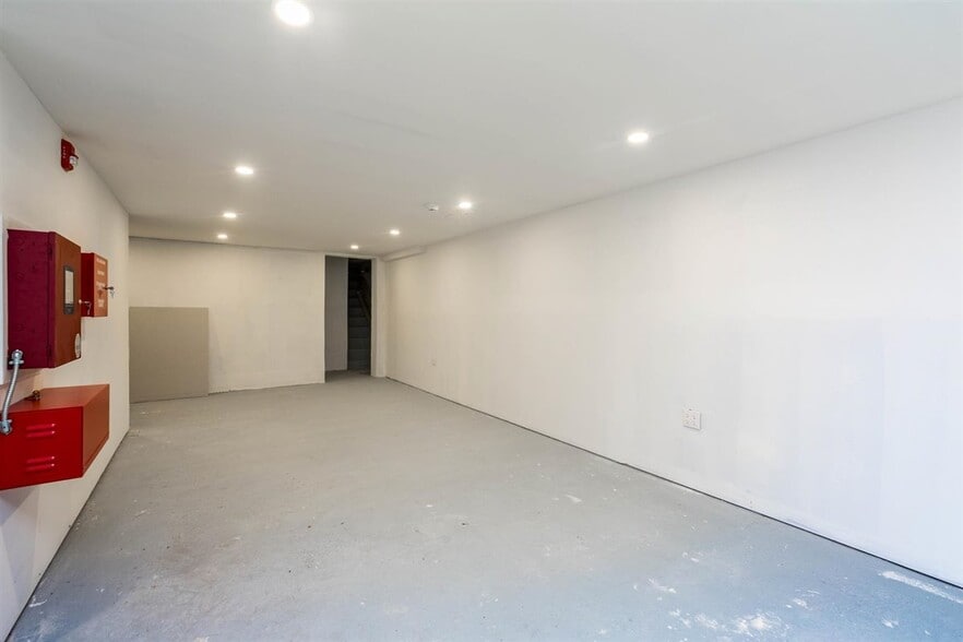 More Photos Of 166 Main St, Port Washington Storefront For Sale