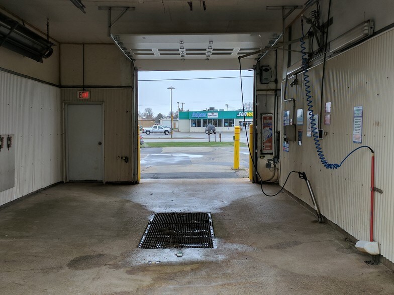 More Photos Of 921 Marquette Dr, Kewaunee Carwash For Sale