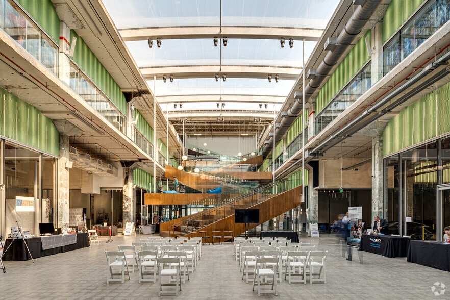 More Photos Of 401 Franklin St, Houston General Retail For Lease