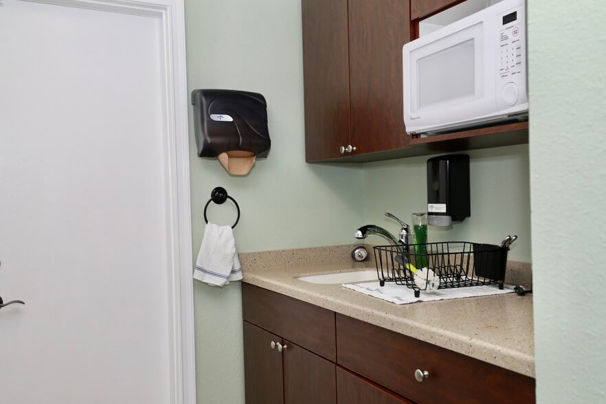 More Photos Of 18824 County Line Rd, Spring Hill Office For Lease