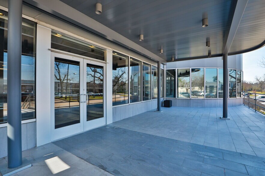 More Photos Of 8955 Katy Fwy, Houston Office For Lease