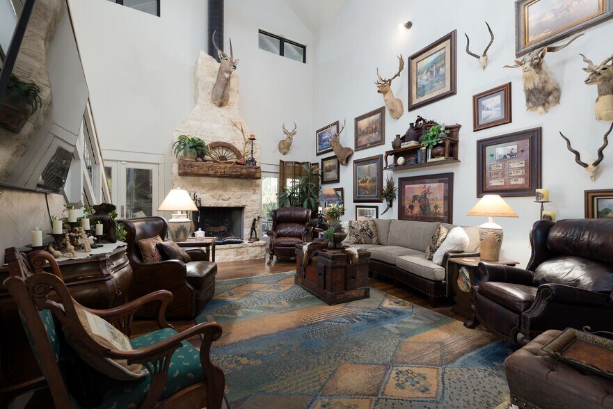 More Photos Of 504 Tivy St, Kerrville Flex For Sale