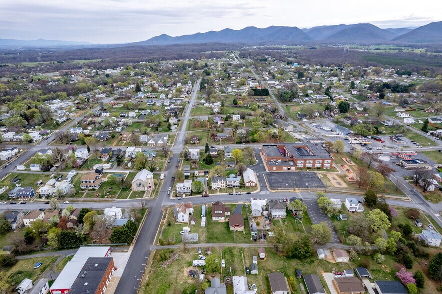 More Photos Of 500-502 First St, Shenandoah Office For Sale