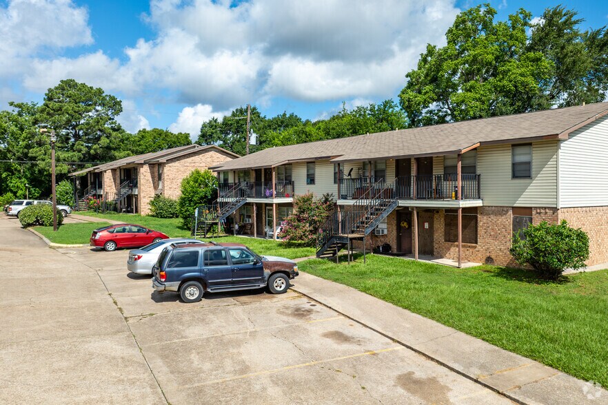 More Photos Of 205 E Watson St, Willis Apartments For Sale