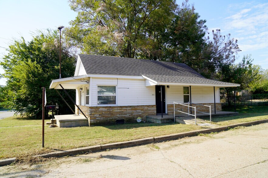 More Photos Of 501 Maple st, Drumright Flex For Sale