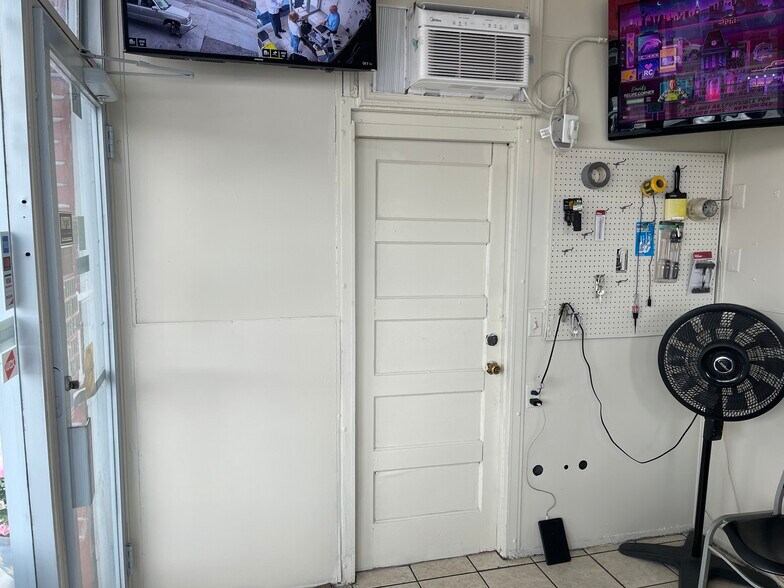 More Photos Of 207 N Temple Ave, Starke Auto Repair For Sale