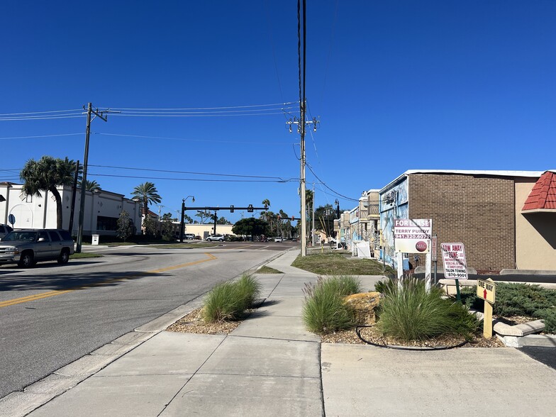 More Photos Of 127 Tampa Ave E, Venice Storefront Retail Office For Sale