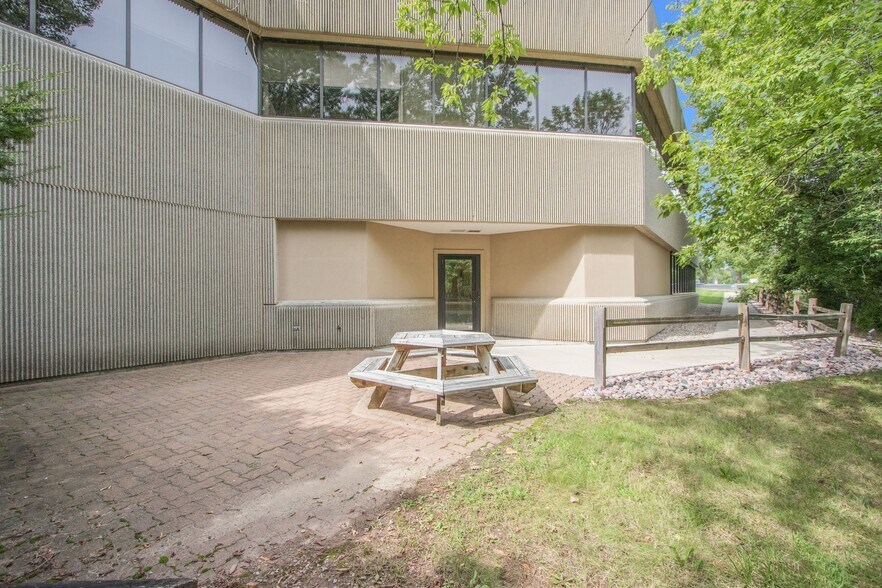 More Photos Of 1088 Springhurst Dr, Green Bay Office For Lease