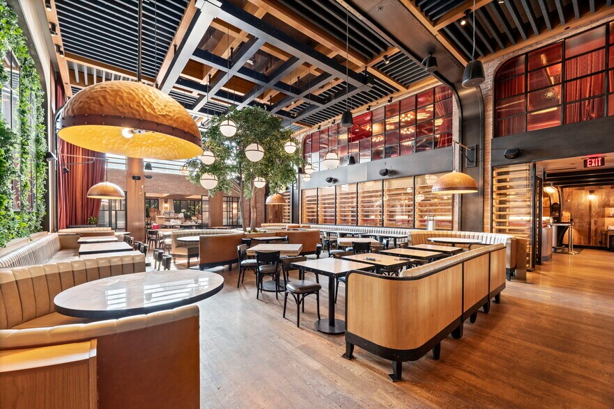 More Photos Of 650 N La Cienega Blvd, West Hollywood Restaurant For Lease