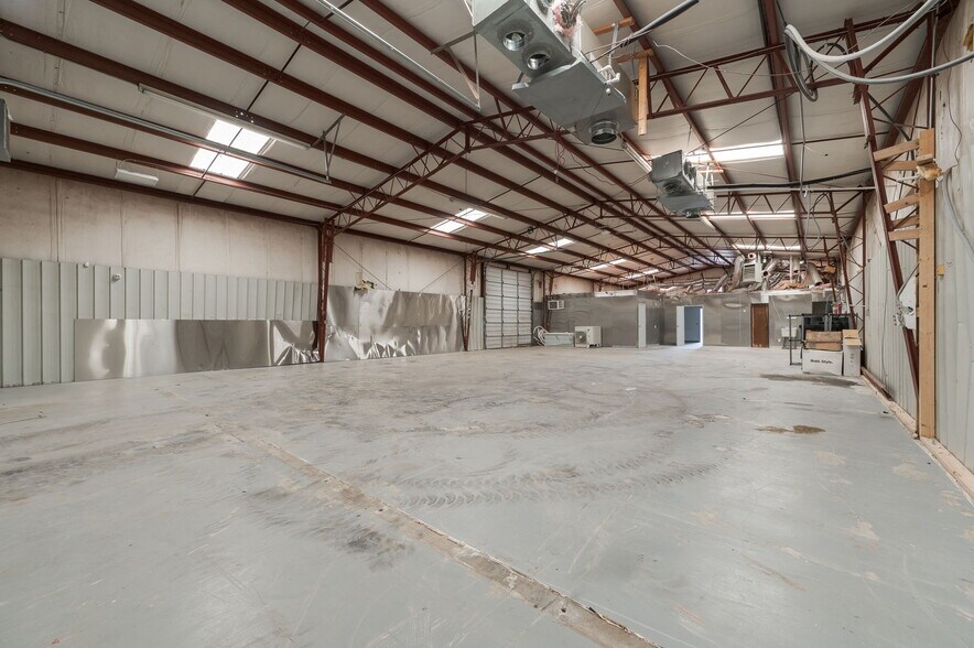 More Photos Of 3600 Valley Park Dr, El Reno Light Distribution For Lease