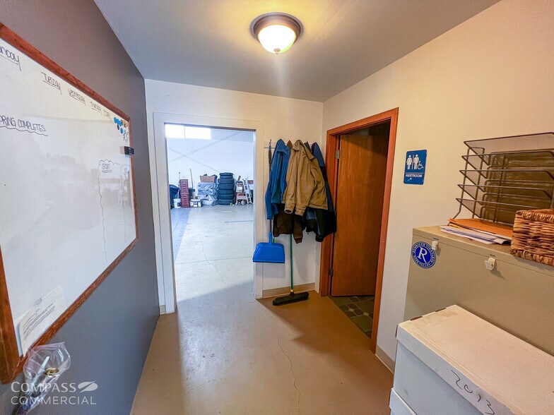 More Photos Of 20720 High Desert Ln, Bend Warehouse For Lease