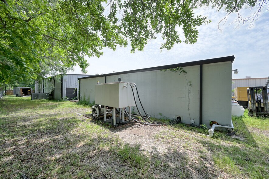 More Photos Of 508 Bryant Rd, Conroe Manufacturing For Sale