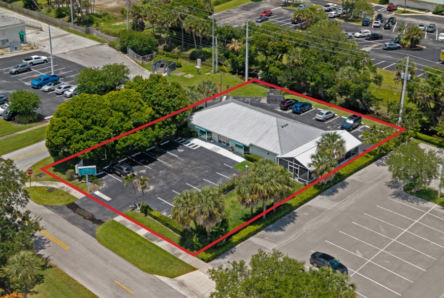 More Photos Of 498 22nd Pl, Vero Beach Veterinarian Kennel For Sale