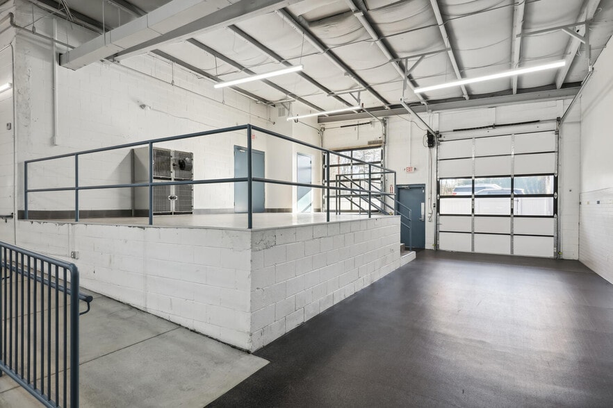 More Photos Of 1508 Moran Rd, Sterling Showroom For Sale