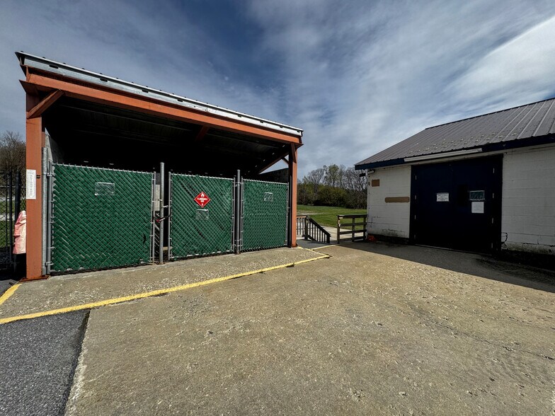 More Photos Of 33 Transport Dr, Bennington Freestanding For Sale