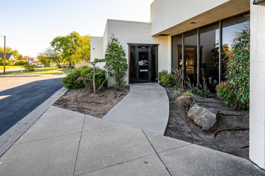 More Photos Of 802 SW A Ave, Lawton Office For Lease