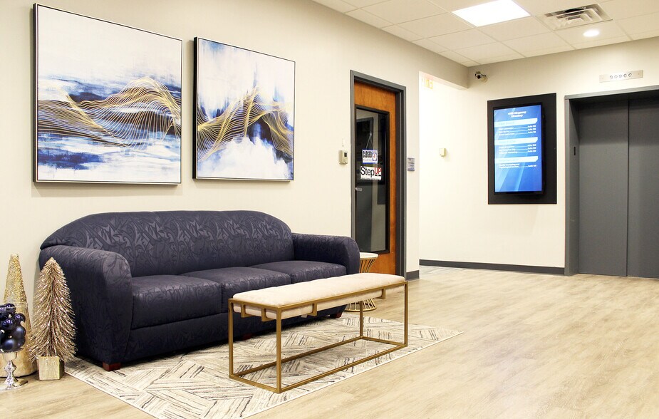 More Photos Of 4755 Kingsway Dr, Indianapolis Office For Lease