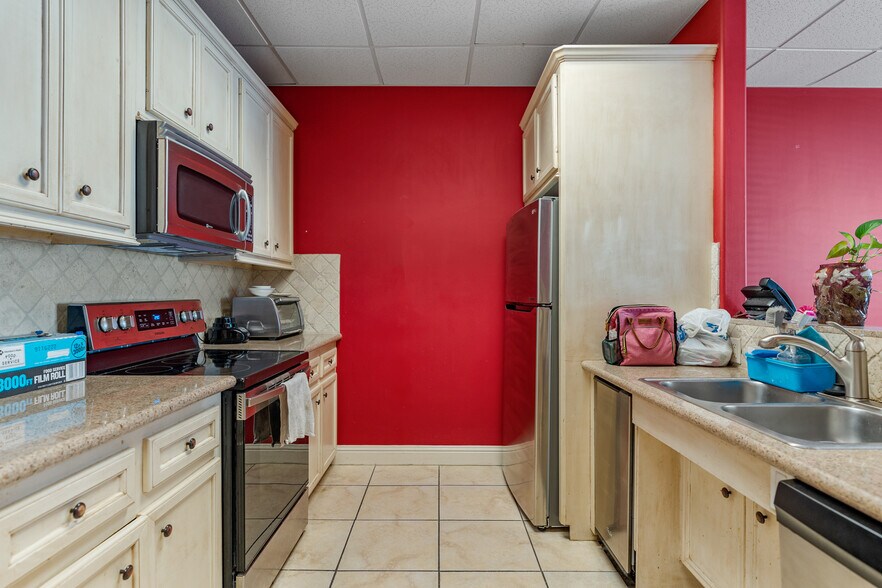 More Photos Of 5902 Winsome Ln, Houston Office Residential For Sale