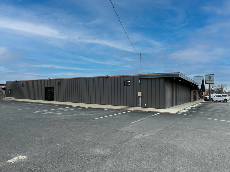 More Photos Of 1623-1635 Chicago Dr SW, Grand Rapids Freestanding For Lease