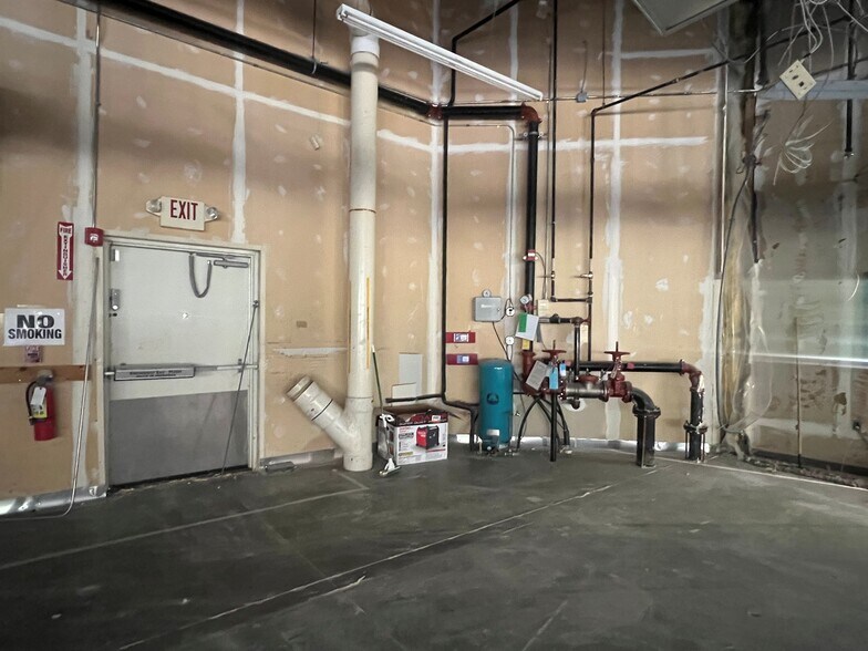 More Photos Of 1395 Middletown Ave, Northford Freestanding For Sale