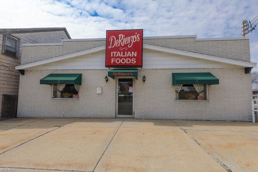 Primary Photo Of 387 S Broadway Ave, Salem Restaurant For Sale